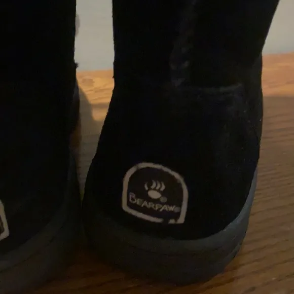 Bearpaw boots size 4 (youth)