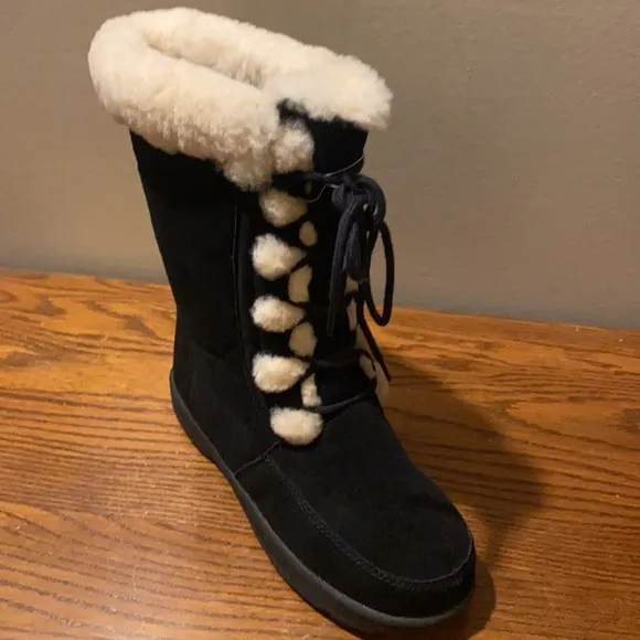 Bearpaw boots size 4 (youth)