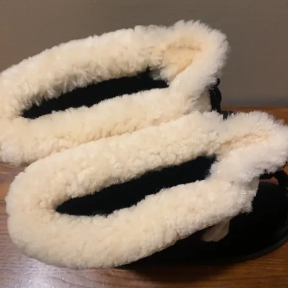 Bearpaw boots size 4 (youth)