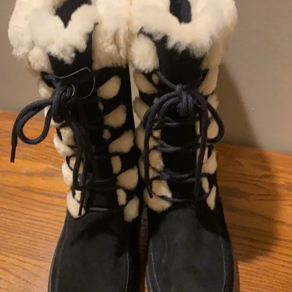 Bearpaw boots size 4 (youth)