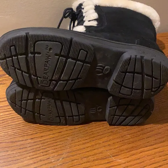 Bearpaw boots size 4 (youth)