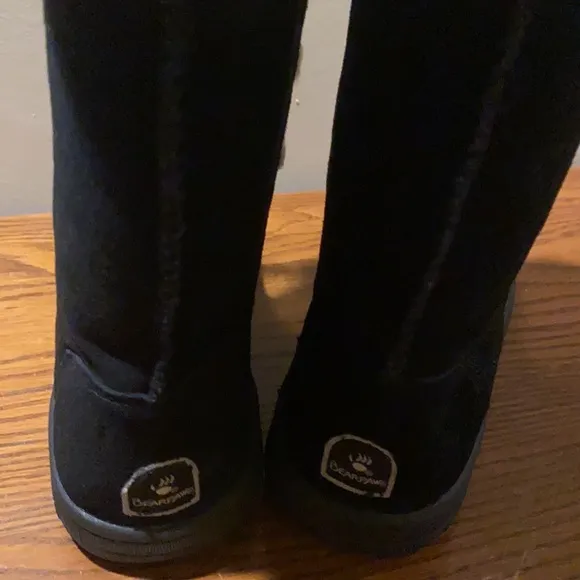 Bearpaw boots size 4 (youth)