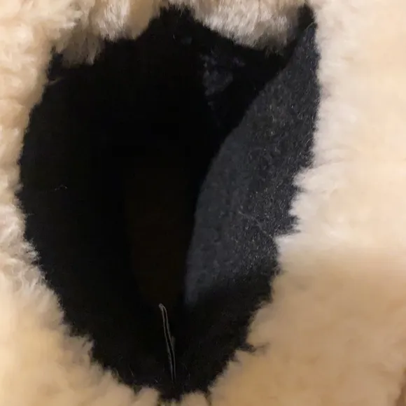 Bearpaw boots size 4 (youth)