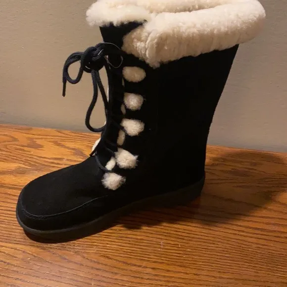 Bearpaw boots size 4 (youth)