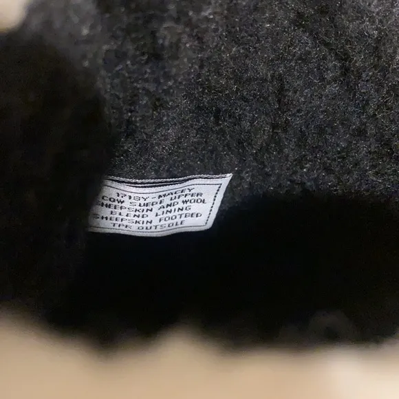 Bearpaw boots size 4 (youth)