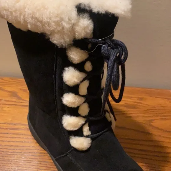 Bearpaw boots size 4 (youth)