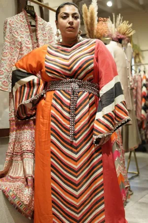 COLOR BLOCK GRAPHIC PRINTCOLUMN DRESS WITH FLARED SLEEVES TEAMED WITH AN EMBELLISHED OBI BELT