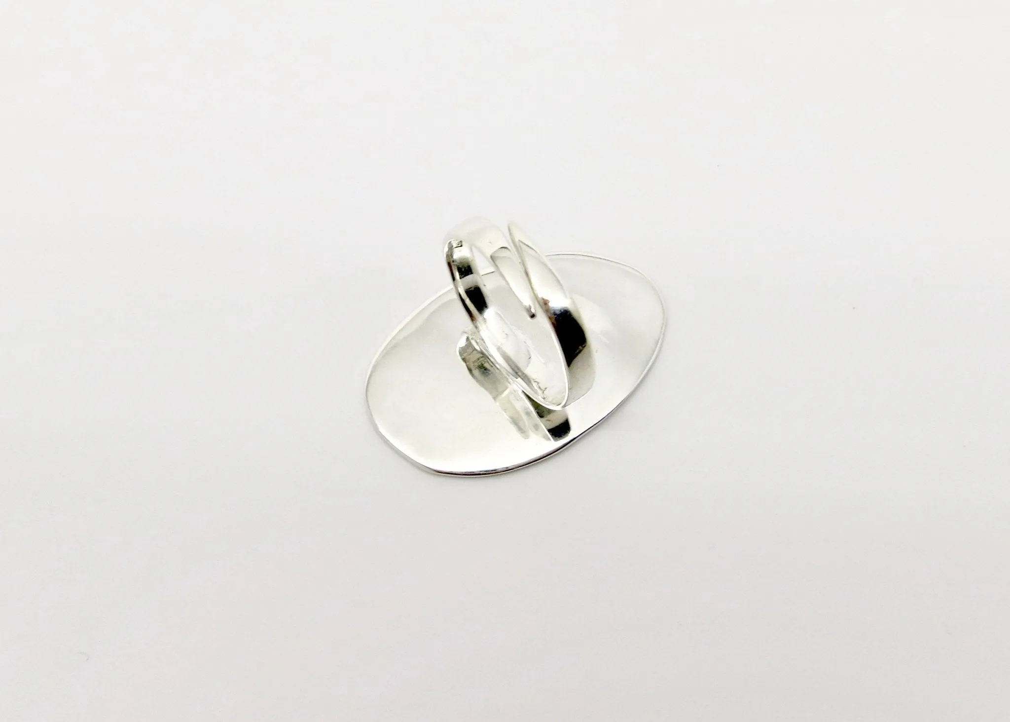 Super chic, 'dvaar' oval statement ring
