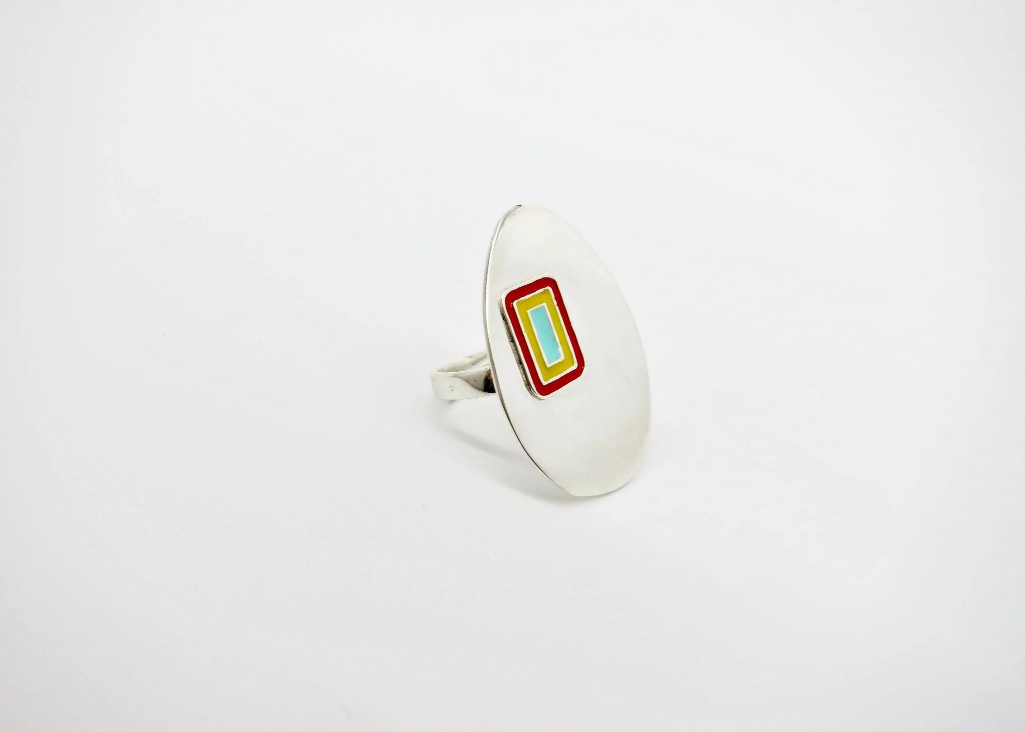 Super chic, 'dvaar' oval statement ring