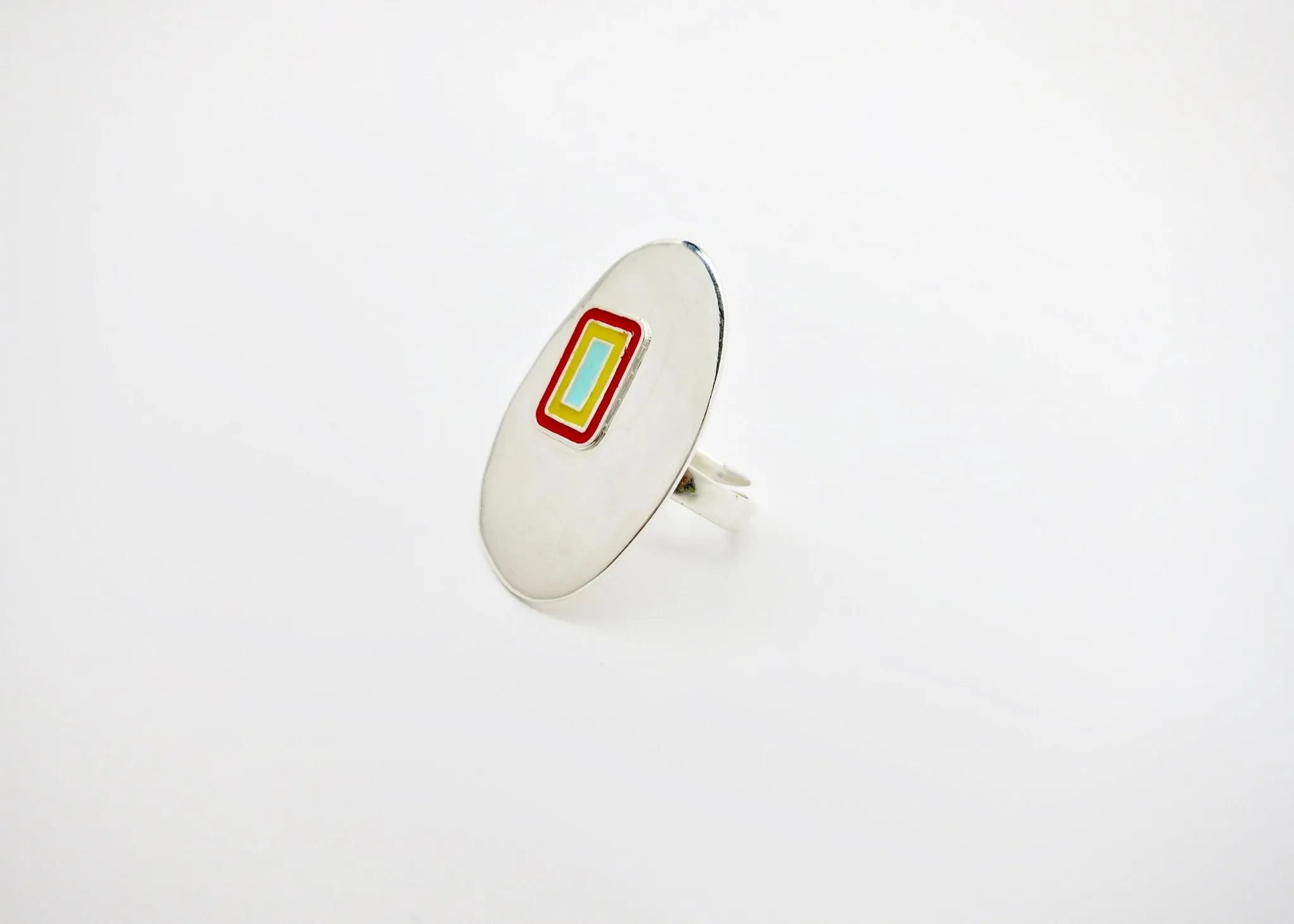 Super chic, 'dvaar' oval statement ring