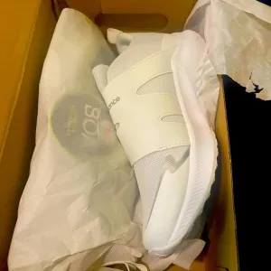 Unisex Brand New- New balance 5.5