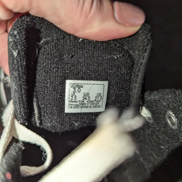 Youth Vans Sneakers size 3. Black Off The Wall Vans Sneakers. Vans Sneakers