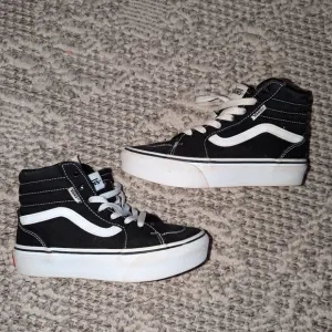 Youth Vans Sneakers size 3. Black Off The Wall Vans Sneakers. Vans Sneakers