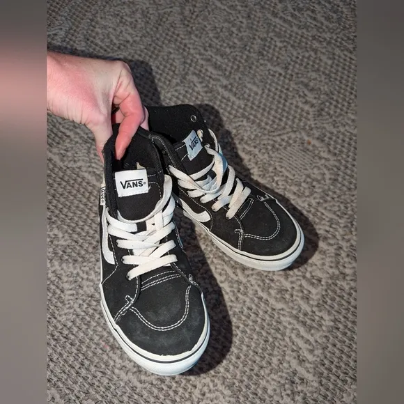 Youth Vans Sneakers size 3. Black Off The Wall Vans Sneakers. Vans Sneakers