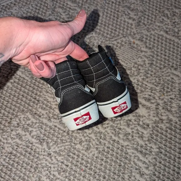 Youth Vans Sneakers size 3. Black Off The Wall Vans Sneakers. Vans Sneakers